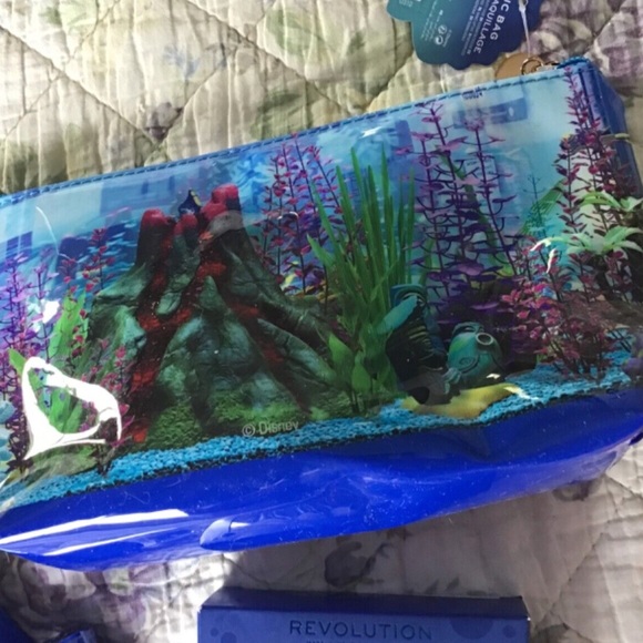 Finding Nemo Disney 17 pcs Set Makeup Revolution Eyeshadow lip oil brush bag New - Picture 13 of 14